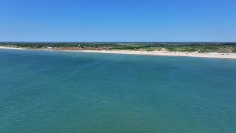 Blauer-Himmel-über-Dem-Meerwasser-Unten