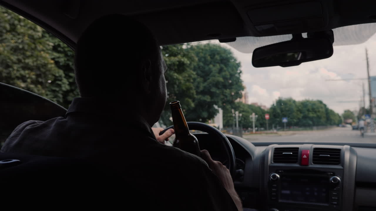 el conductor bebe alcohol al volante peligroso concepto de comportamiento ilegal