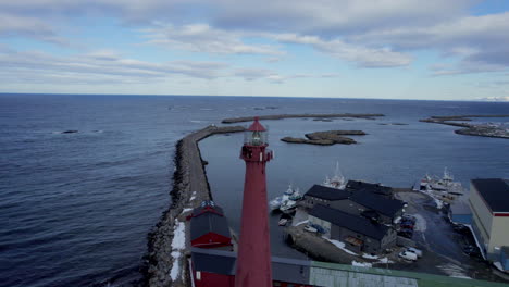 Andenes-Leuchtturm-Mit-Blick-Auf-Die-Wellenbrecherstruktur,-Absteigende-Drohne-Geschossen-4k,-Norwegen