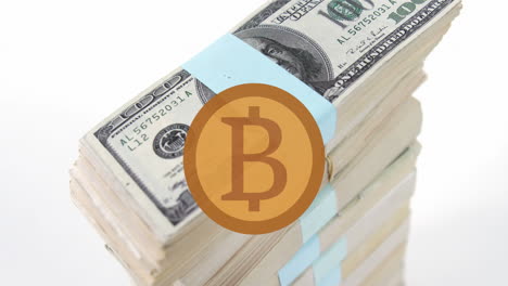 animación de bitcoin sobre una torre de billetes de banco sobre un fondo blanco