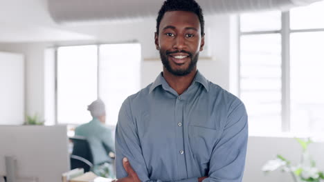 Contador,-Feliz-Y-Rostro-De-Hombre-Negro-En-El-Cargo