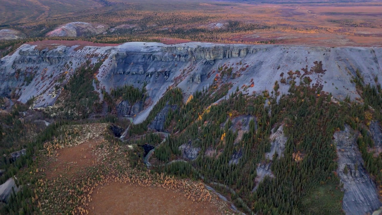Montagne Rocciose nel Passo Wright, Yukon, Canada - Ripresa aerea.