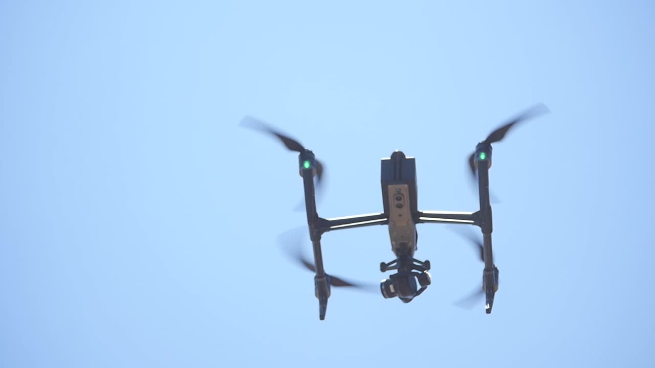 dji inspire 2 드론이 공중에 떠다니고 있습니다.