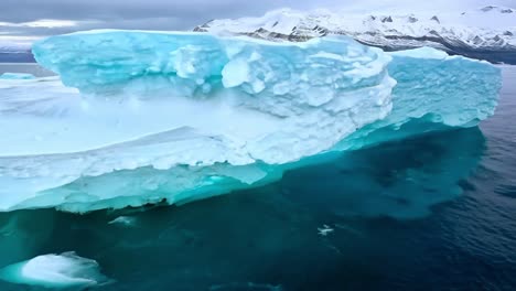 iceberg masivo en las aguas árticas