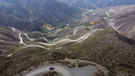 El-Sinuoso-Camino-De-Tierra-Desciende-Hasta-El-Valle-Del-Otoño-En-Espectaculares-Curvas