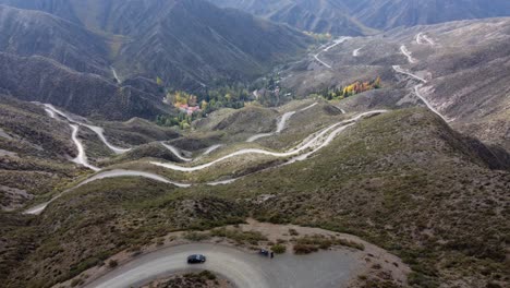 el sinuoso camino de tierra desciende al valle de otoño en dramáticos giros.
