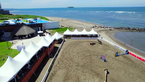 Reitmeisterschaft-Im-Springreiten-Am-Strand