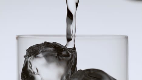 Soda-Stream-Fließt-In-Ein-Glas-Mit-Eiswürfeln