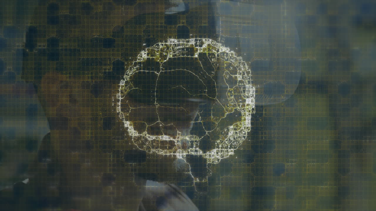 animación del cerebro humano girando y procesando datos sobre un hombre de negocios que lleva auriculares vr