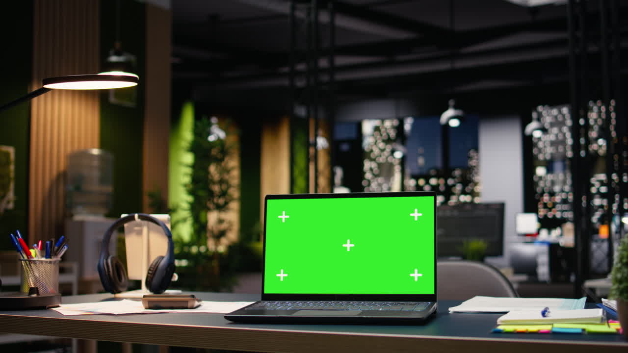 Schermo verde in un ufficio direzionale vuoto dal design contemporaneo