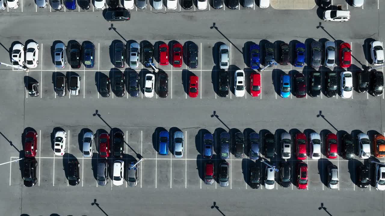 주차장 위쪽 아래쪽의 공중 사진