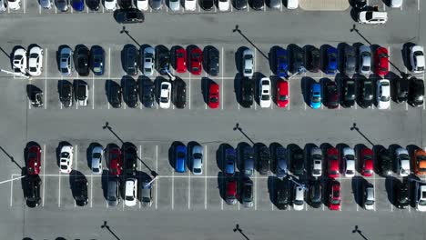 Vista-Aérea-De-Arriba-Hacia-Abajo-Del-Estacionamiento