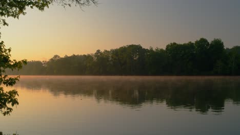 Ruhiger-Morgen-Mit-Nebel-über-Dem-Wasserlauf-Am-New-River-In-Blacksburg,-Virginia