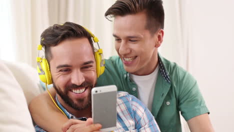 Pareja-Gay-Relajándose-En-El-Sofá