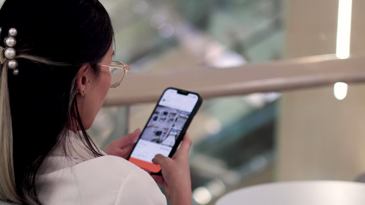 persona que utiliza un teléfono inteligente para desplazarse por el contenido