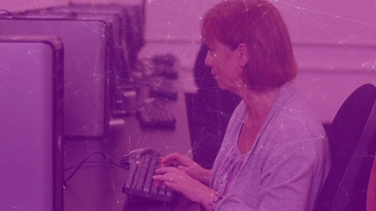 Animazione di rete di connessioni su insegnante donna caucasica che usa un computer.