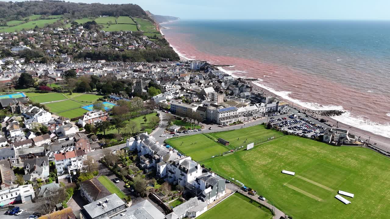Letecký pohled z dronu na pobřežní město Sidmouth, Devon, Spojené království, z vysokého úhlu.