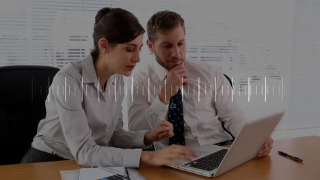 animación del procesamiento de datos sobre hombres de negocios caucásicos que usan computadoras portátiles