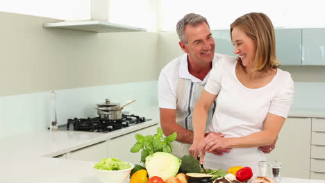 Pareja-Madura-Sonriente-Haciendo-Una-Cena-Saludable-Juntos