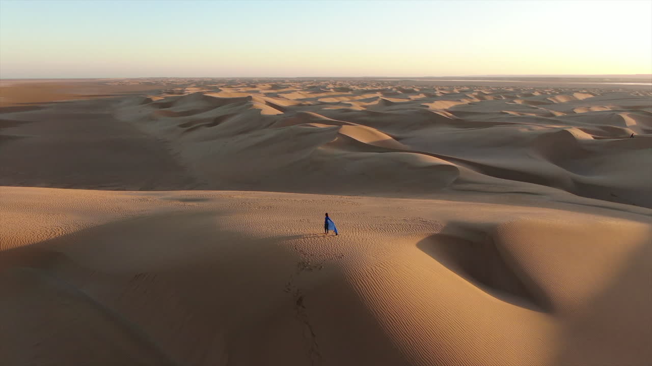 Ripresa con drone dell'incredibile deserto del Sahara in Marocco