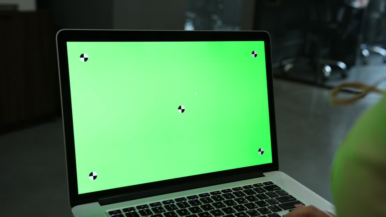 plantilla de portátil con pantalla transparente blanca, pantalla en blanco de la computadora aislada
