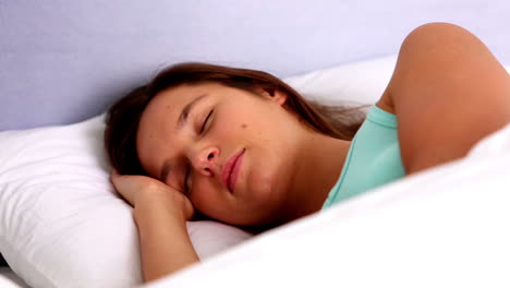 una mujer bonita durmiendo.
