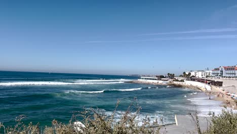 surfistas en el océano turquesa y las olas