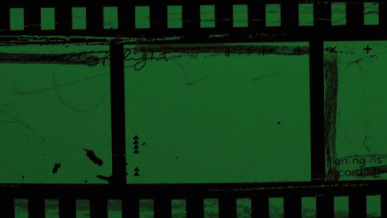Vintage-filmisuikaleen peittokuva vihreällä ruudulla ja naarmuilla