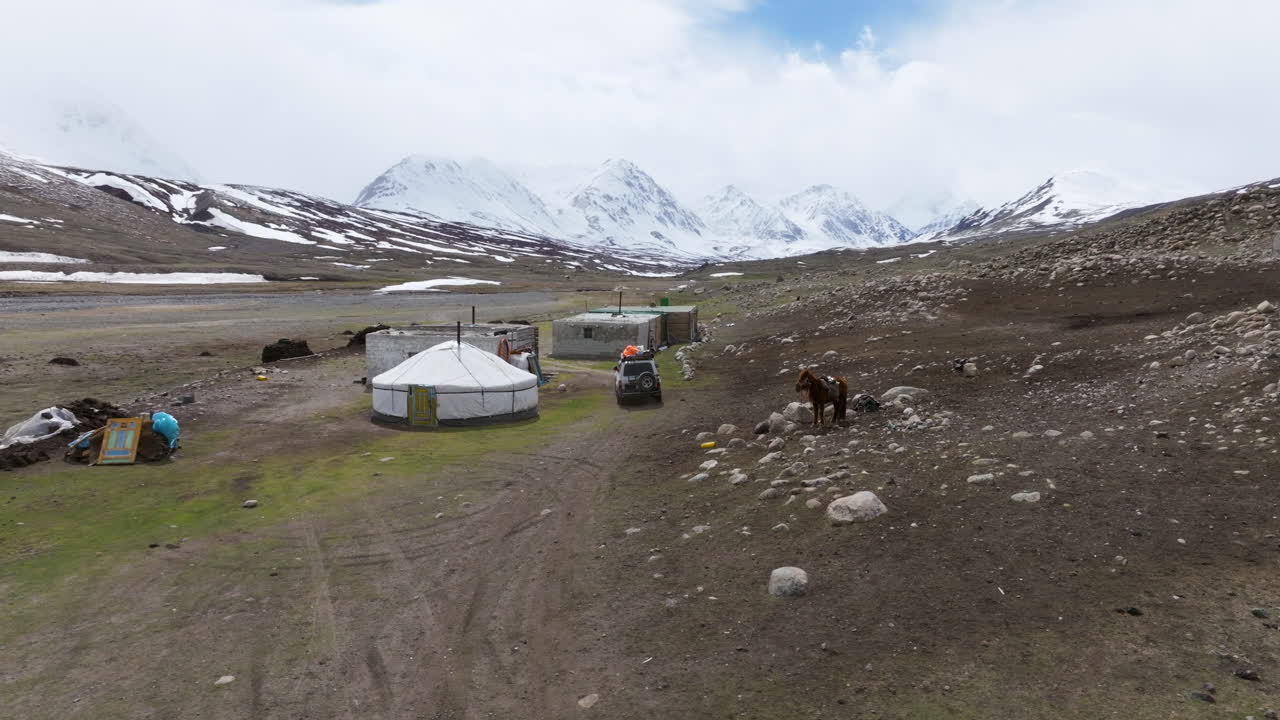 Auto fuoristrada che attraversa la Valle del Tsagaan Gol nelle montagne dell'Altai in Mongolia - Ripresa con drone