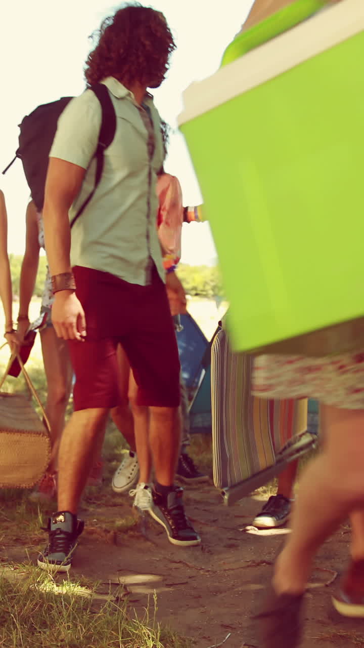 en formato 4k de alta calidad amigos emocionados que llegan al festival de música