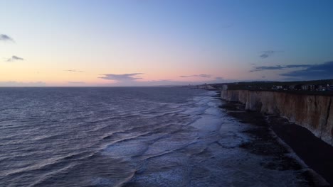 Vista-Aérea-De-Gran-Angular-Acantilados-De-Tiza-En-La-Costa-Sur-De-Inglaterra-Al-Atardecer