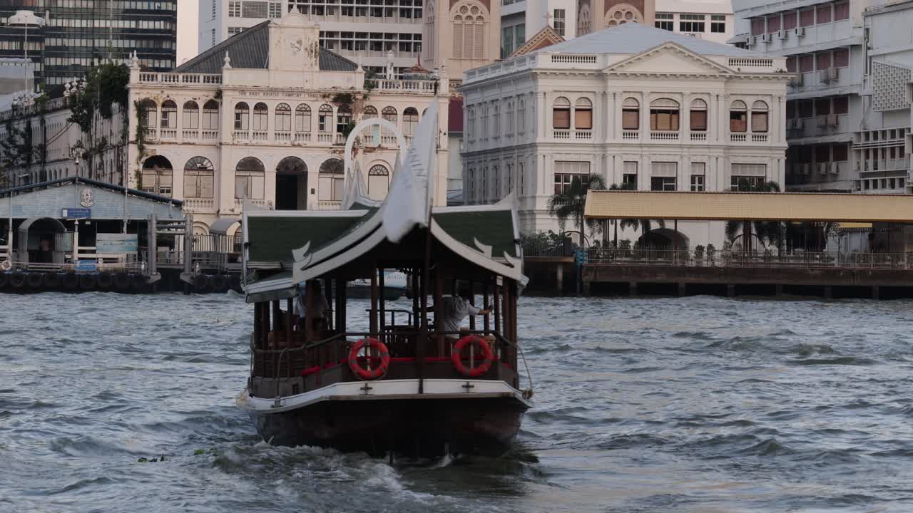 페리는 비는 도시 강을 가로질러 항해합니다.