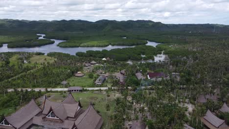 luxuriöse traditionelle villa-hütten von nay palad, einem abgelegenen naturresort auf der tropischen insel siargao