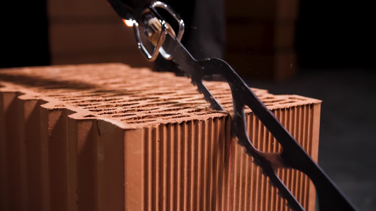 전력 으로 벽돌을 잘라내는 것