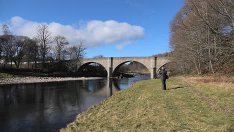 potarch bridge lady toma una foto bajo el brillante sol de primavera