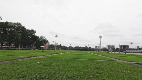 time-lapse de un parque con cielos cambiantes
