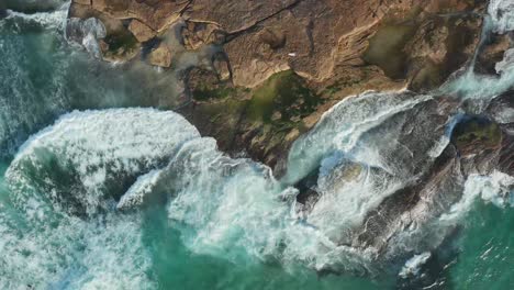 Olas-Rompiendo-Sobre-Rocas-Durante-La-Marea-Baja,-Sydney,-Australia.