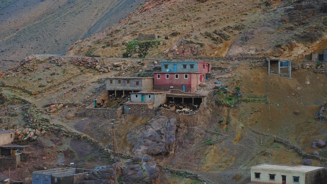 pájaros blancos vuelan sobre casas rurales marroquíes en las montañas del alto atlas, marruecos