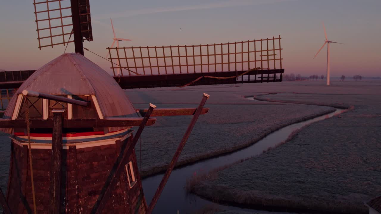 Kleurrijke Tjerkwerd Babuurster Molen bij zonsopgang, weidecharme