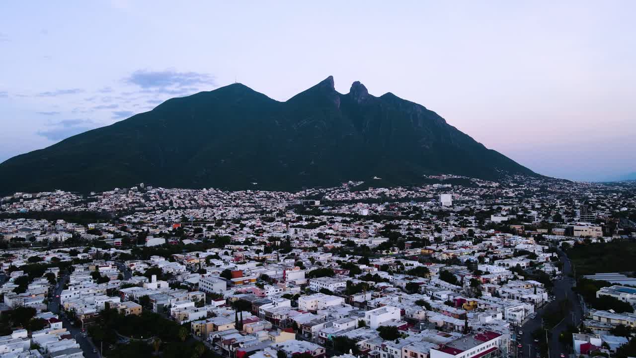 increíble vista aérea del cerro de la silla en monterrey mientras vuela sobre las casas