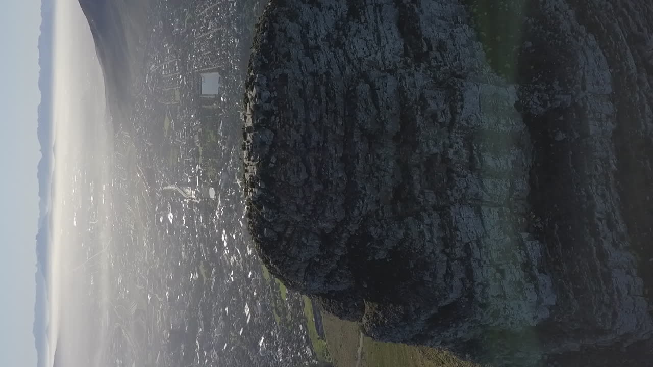 formato vertical: brumosa ciudad del cabo debajo de la cima del pico de cabeza de león