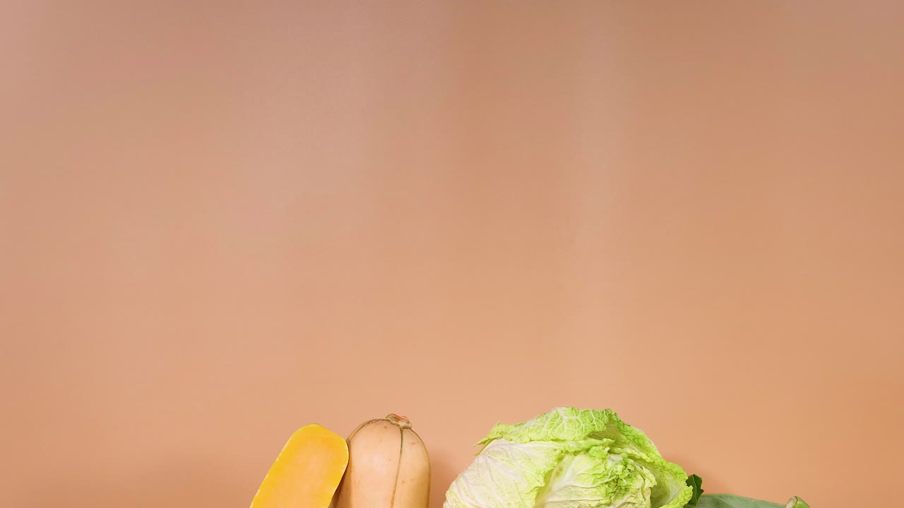 verduras variadas dispuestas sobre un fondo blanco