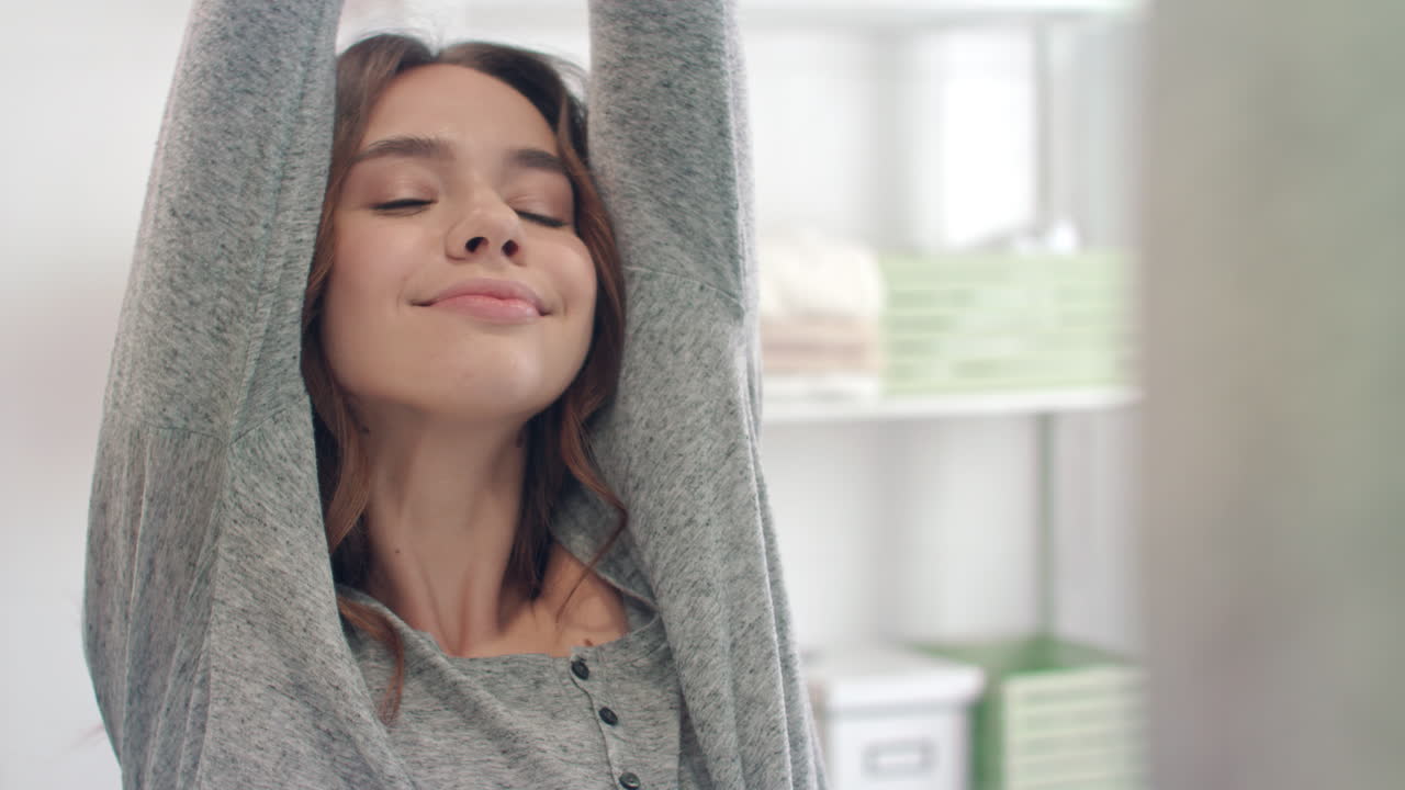 기쁜 여자 몸을 펴고