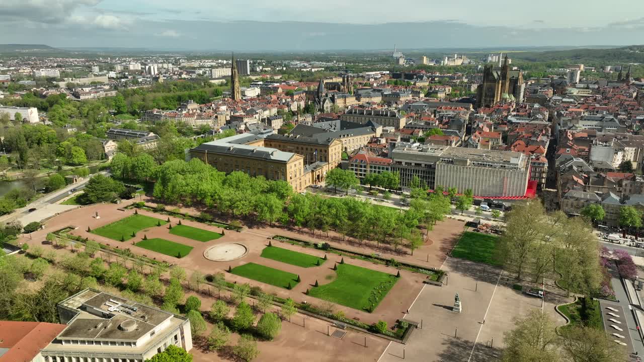 órbita aérea de la ciudad de metz y esplanade gardens en un día soleado, francia