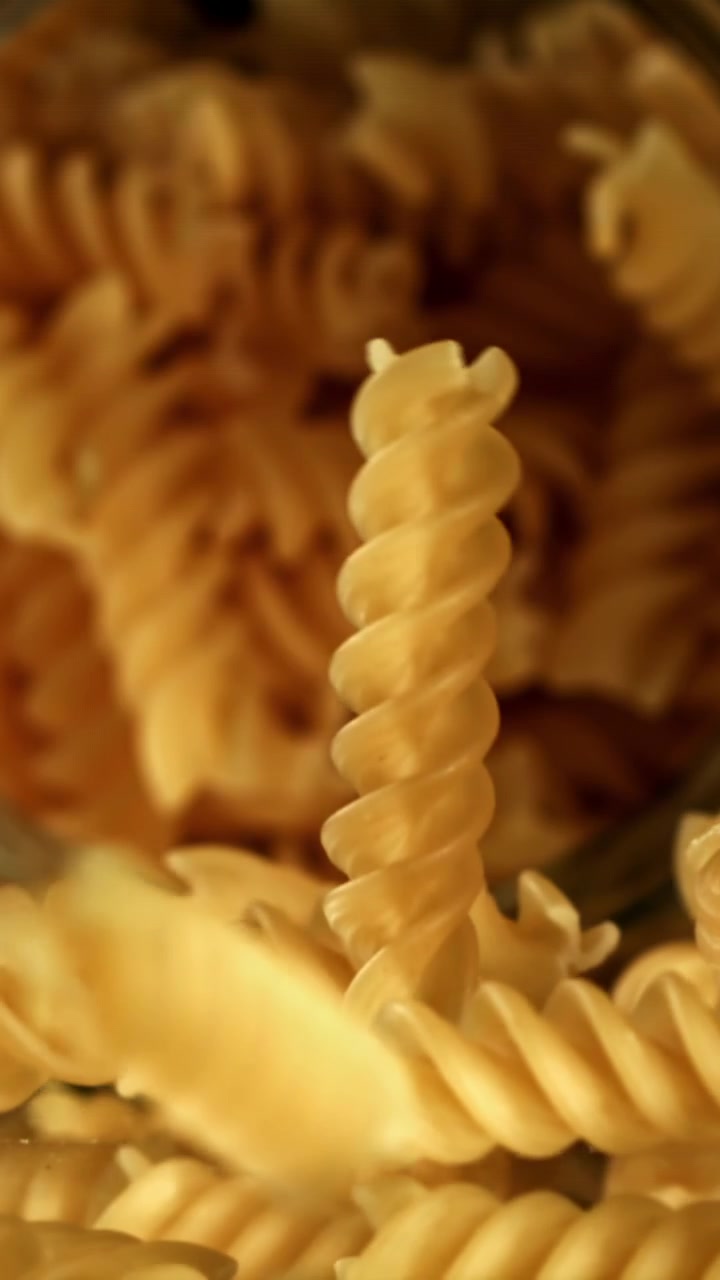 Ripresa al rallentatore di pasta fusilli secca che cade
