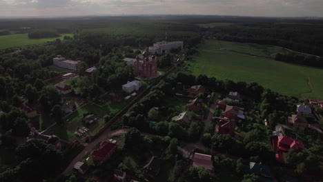 Volando-Sobre-El-Pueblo-De-Lukino-Con-La-Catedral-De-La-Ascensión-En-Rusia