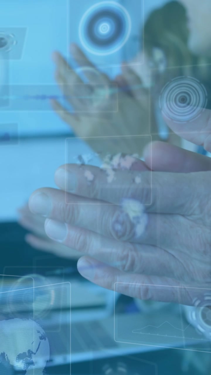 Primer plano de manos con superposición de tecnología digital animada