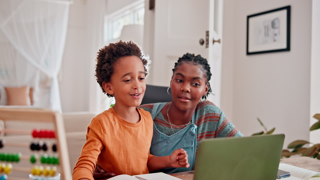 madre e hijo aprendiendo juntos en línea