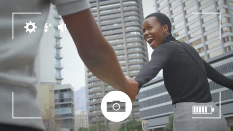 tomando fotos de una pareja con una cámara digital