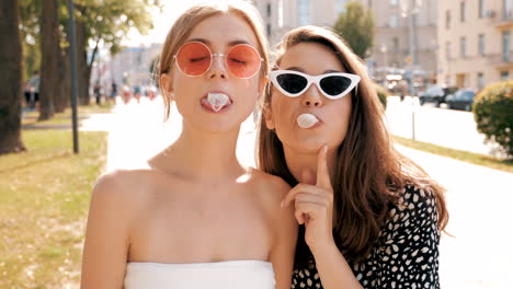 two friends chewing bubblegum